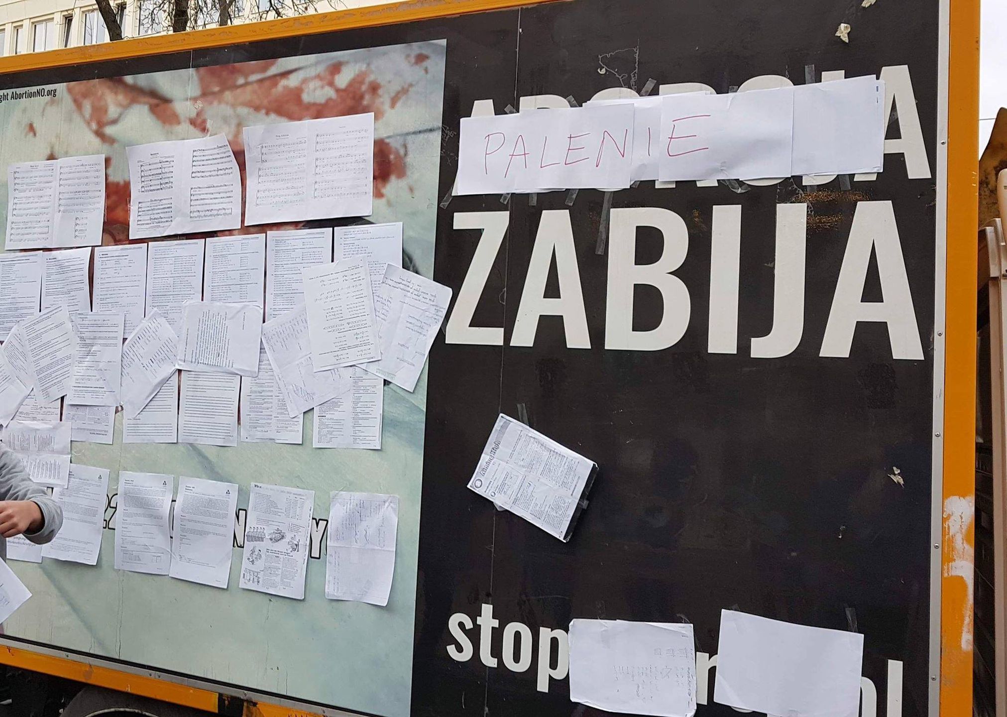 Uczniowie liceum im. Staszica bilbord z hasłem "aborcja zabija" zamienili na "palenie zabija"