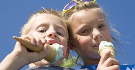 Lody w pakiecie z bakteriami. Sanepid ma zastrzeżenia do lodziarni
