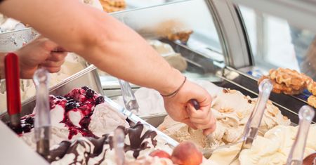 Jedną łyżeczką próbowały smaków w lodziarni. Niedopuszczalne zachowanie w stanie pandemii