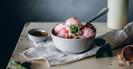 Lody z owocami i płatkami kukurydzianymi