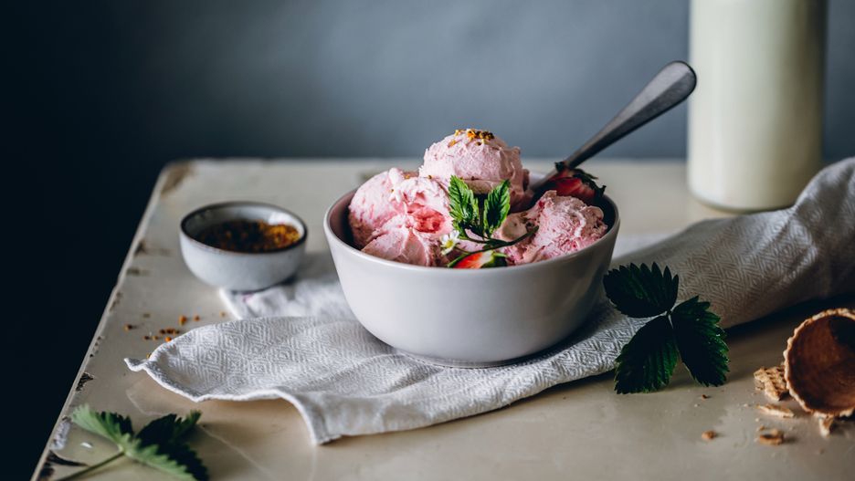 Lody z owocami i płatkami kukurydzianymi
