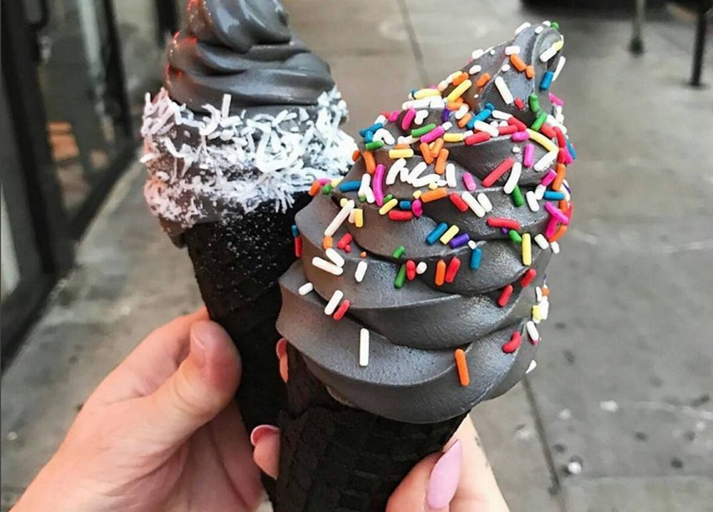 Czarne lody podbijają Instagram. Co się w nich kryje?