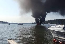 Mikołajki: pożar łodzi na jeziorze