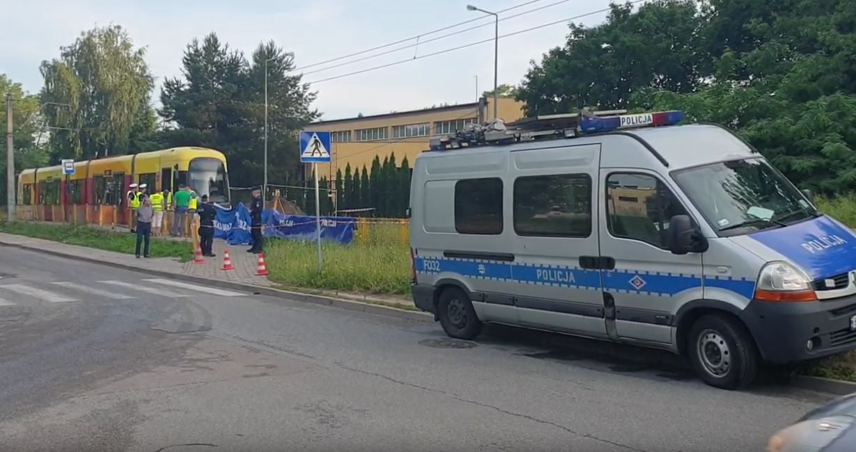 Łódź. Koszmarny wypadek. Tramwaj potrącił pieszego, inny po nim przejechał