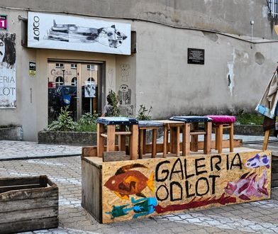 Łódź. Niepełnosprawni zasłonili tablicę Rosiaka. "Znieważono pamięć"