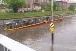 Zalane ulice, podtopione tramwaje. Nad Polską przechodzą burze