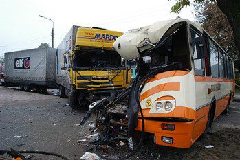 9 osób rannych po zderzeniu autobusu PKS z tirem