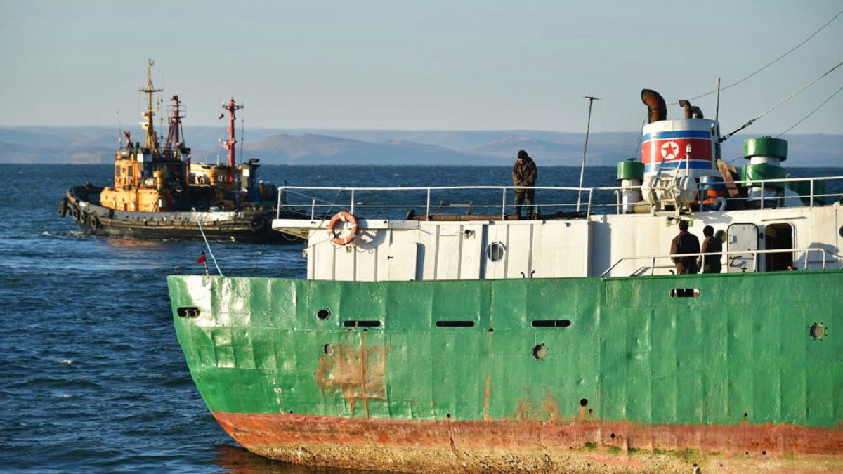 Dwóch rybaków z Korei Północnej zabiło 16 członków załogi.