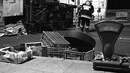 Warzywa z przewróconego żuka leżały 20 m od miejsca wypadku