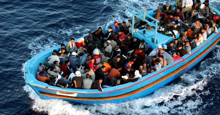 Gwałty i morderstwa na łodzi imigrantów. Wyłowili zmasakrowane ciała 26 nastolatek