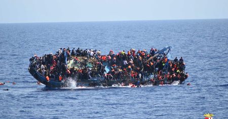 Prawicowa grupa chce "bronić Europy". Będą zawracać migrantów do Afryki