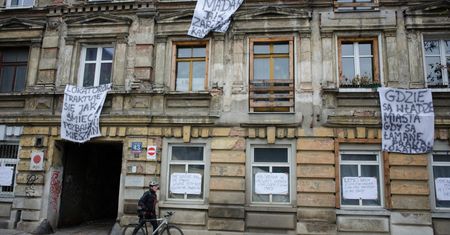 Łódzki wojewoda nakazał ewakuację z sypiących się kamienic. Pierwsi już opuścili swoje mieszkania