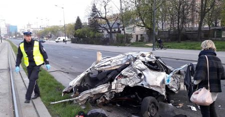 Tragiczny wypadek w Łodzi. Samochód rozerwany na pół, kierowca nie żyje