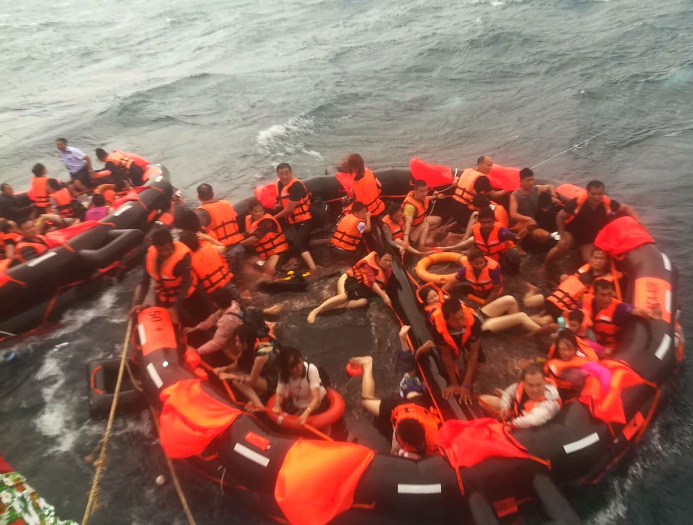 Tragedia turystów w Tajlandii. Odnaleźli 43. ofiarę zatonięcia statku