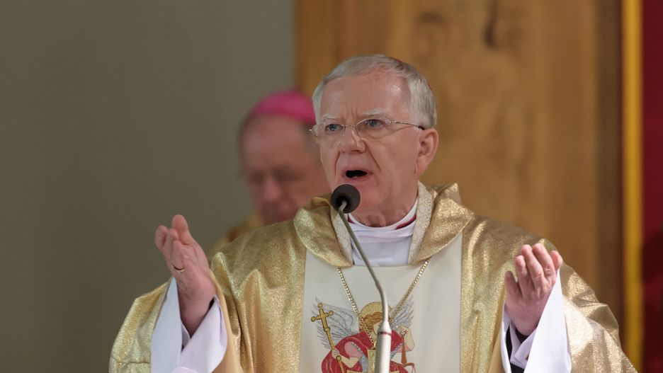 Abp Marek Jędraszewski koncelebruje mszę św. z okazji 100-lecia poznańskiego "Marcinka".