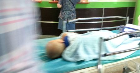 Łódź. Niemowlę ze złamanym żebrem i siniakami. Zatrzymano ojca dziecka