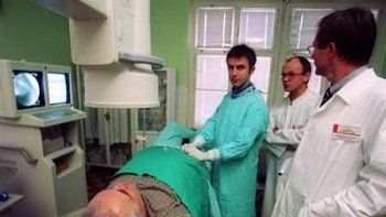 Prof. Piotr Ponikowski (drugi z lewej) i prof. Waldemar Banasiak (z prawej)