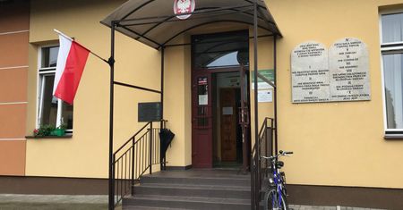 Wójt z PiS wywiesił tablice z Dekalogiem. Spytał o narodowość i pochodzenie osób z fundacji