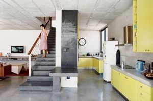 Beton dekoracyjny pod stopami. Nowoczesna szara podłoga