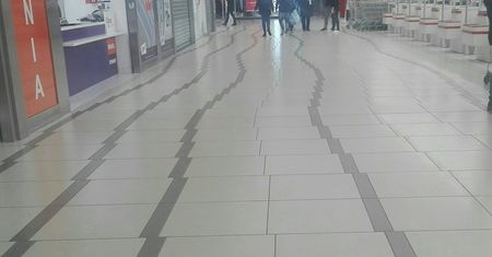 Wpadka projektanta, budowlańcy z fantazją czy celowe działanie? Podłoga w Auchan hitem sieci