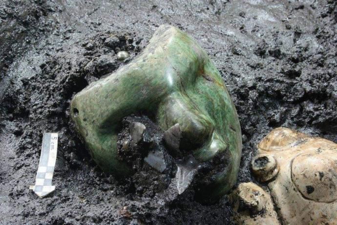 Serpentynowa maska odkryta u stóp Piramidy Słońca