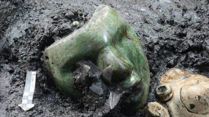 Serpentynowa maska odkryta u stóp Piramidy Słońca