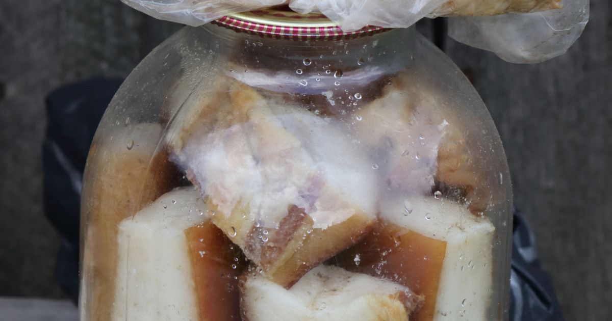 Ułóż ją ciasno w słoiku i zasyp grubą warstwą soli. Domowa solona słonina to powrót do przeszłości