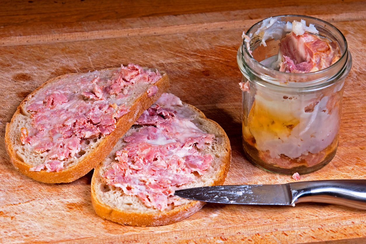 Kiełbasa w słoiku znowu na topie. Nie kupuj, lepiej zrób ją sam