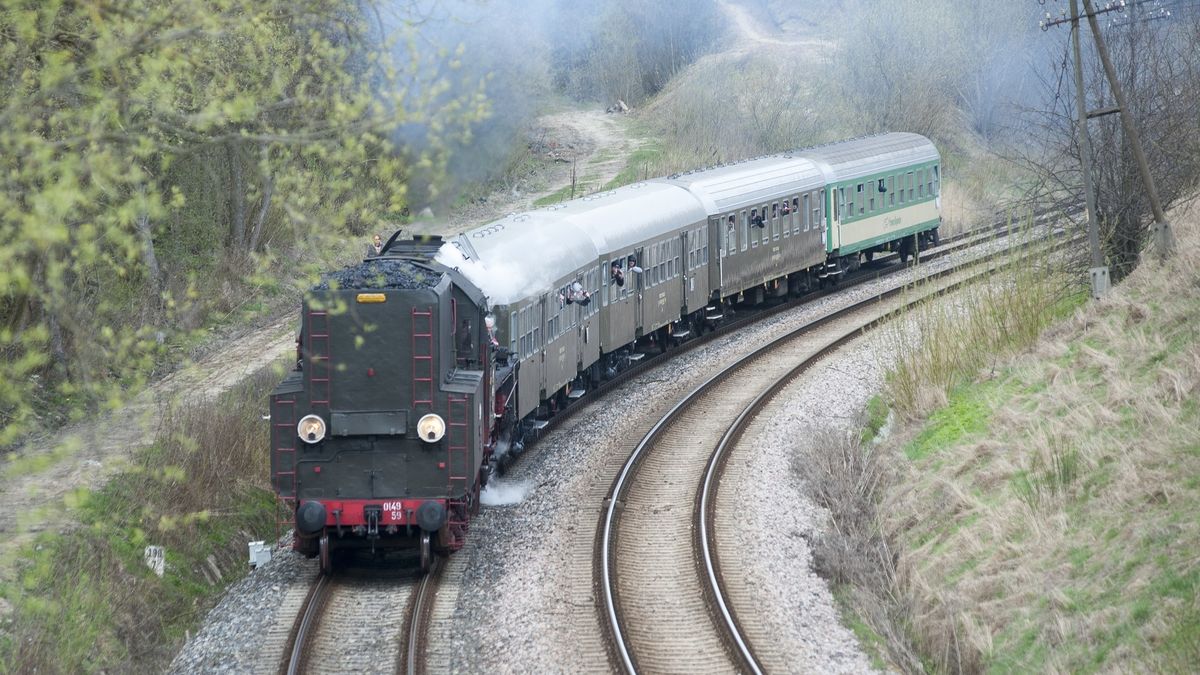 Zabytkowy parowóz typu Ol49 produkowany w latach 1951-1954 w fabryce w Chrzanowie.