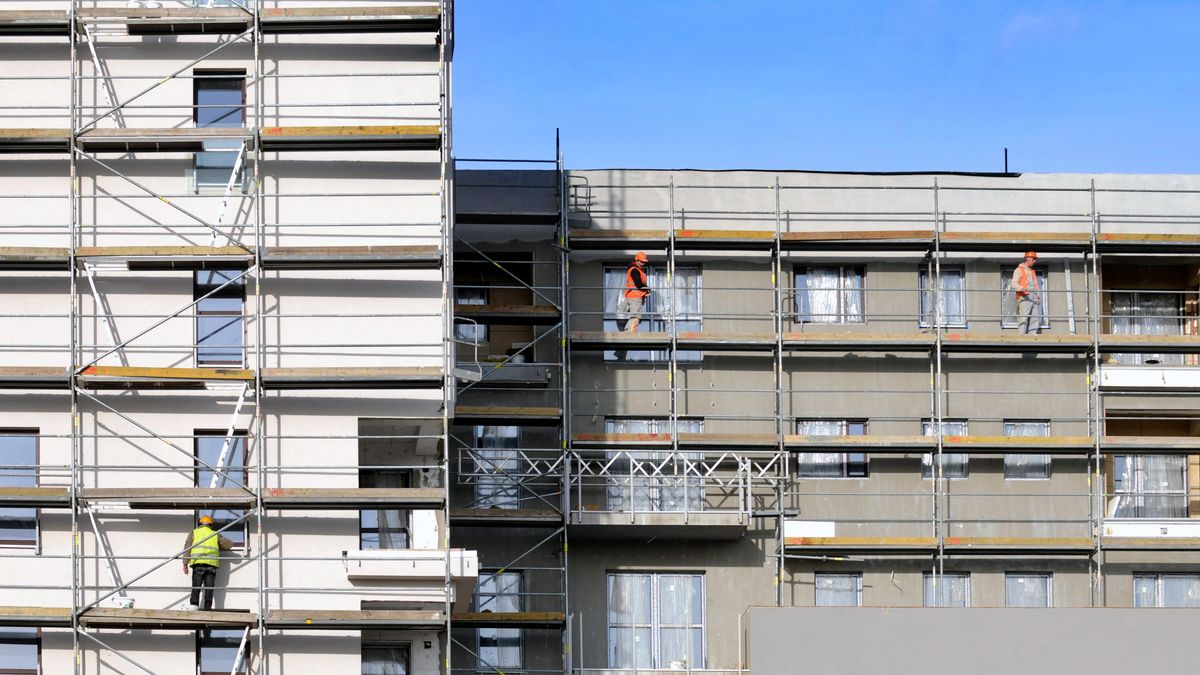 Deweloperzy na razie są w stanie przerzucać wyższe koszty swojej działalności na nabywców mieszkań. 