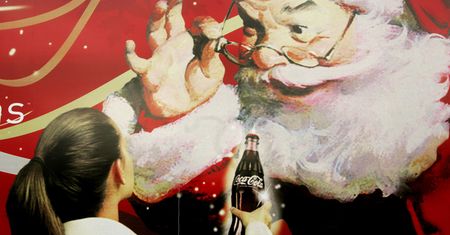 Coca-Cola nie stworzyła "czerwonego Mikołaja". Reklamy każą tak sądzić