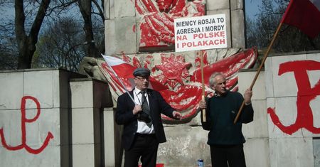 Oblali pomnik czerwoną farbą, za czyszczenie zapłacą warszawiacy. Policja: nie możemy zatrzymać sprawców