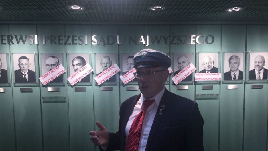 Adam Słomka i działacze KPN protestowali w holu SN