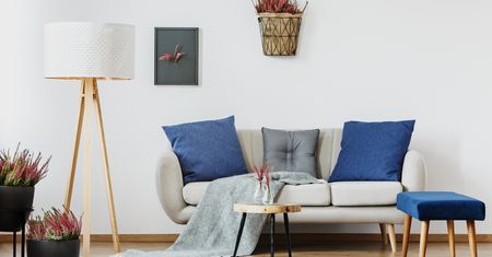 Lampa podłogowa – jaką wybrać do salonu?