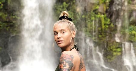 Karolina Gilon w bikini na tle wodospadu. Te zdjęcia robią wrażenie