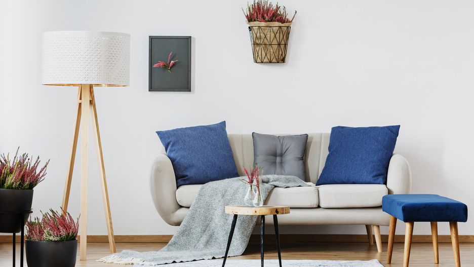 Lampa podłogowa oświetla wybrany obszar w salonie i ułatwia np. czytanie