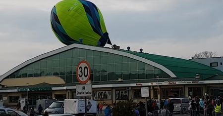 Balon uderzył w dach hali sportowej w Krośnie. Chwile grozy podczas zawodów baloniarzy