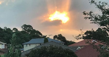 Zachód słońca uformował kontury Australii. "Przebłysk nadziei"