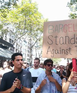 Prawicowi demonstranci przegonieni z miejsca zamachu w Barcelonie