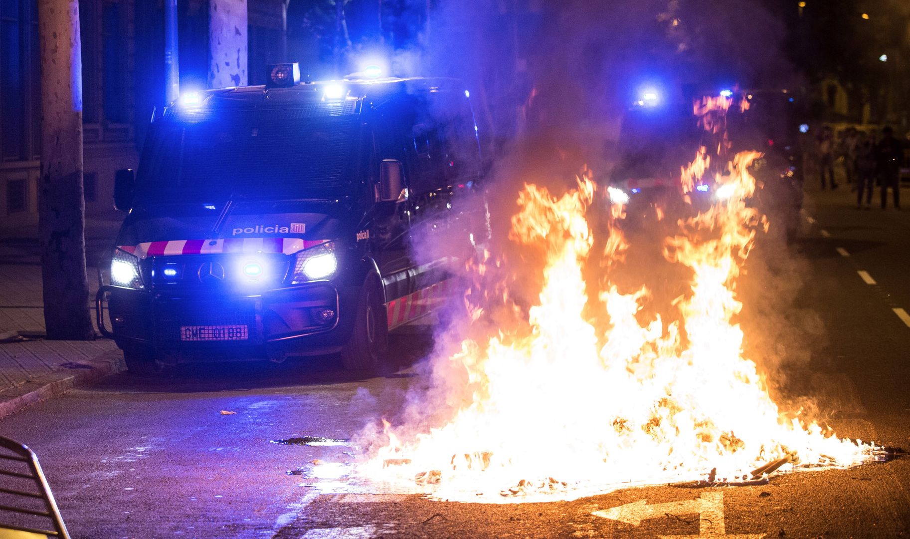 Uliczne starcia policji z protestującymi. Gorąca noc w Barcelonie