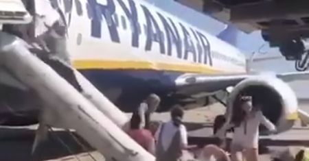 Wybuch w samolocie Ryanaira. Pasażerowie w panice opuszczali maszynę