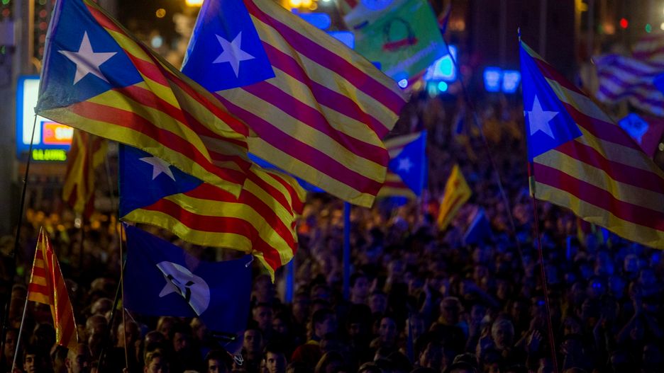 Zwolennicy niepodległości demonstrują na ulicach Barcelony.