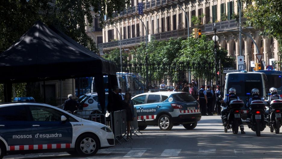 Policja przed Parlamentem Katalonii w Barcelonie