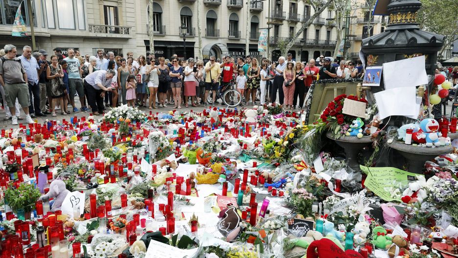 Katalończycy składają hołd zmarłym w wyniku ataku 