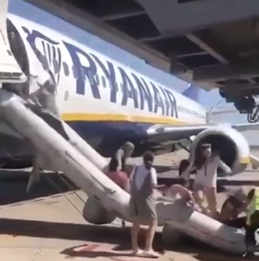 Ewakuacja pasażerów lecących na Ibizę