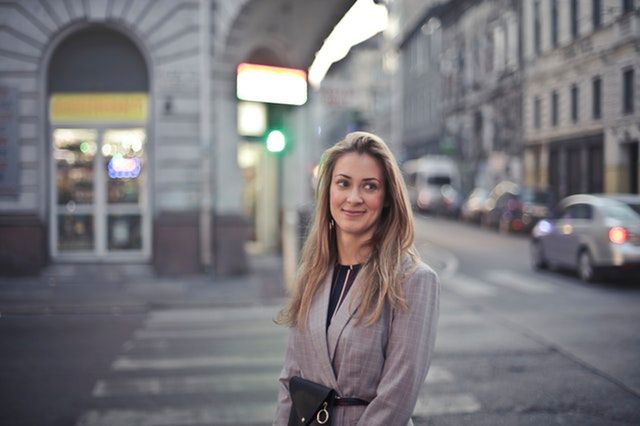 kobieta w szarej marynarce 