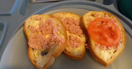 Tak karmią dzieci w szpitalu we Wrocławiu. "Mielonka" dwa razy dziennie, siedem dni w tygodniu