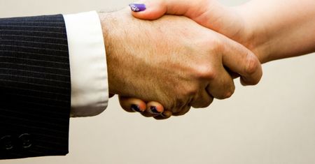 Koniec z mówieniem "pan" i "pani". Nie tylko to wykreślają ze słownika