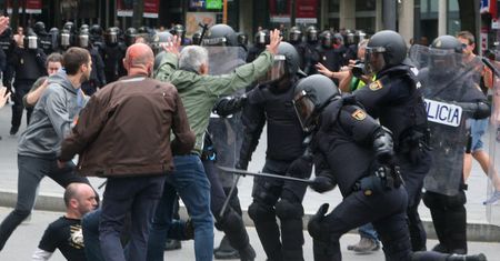 Dramatyczna sytuacja w Katalonii. Jak ją widzą polscy politycy i dziennikarze?