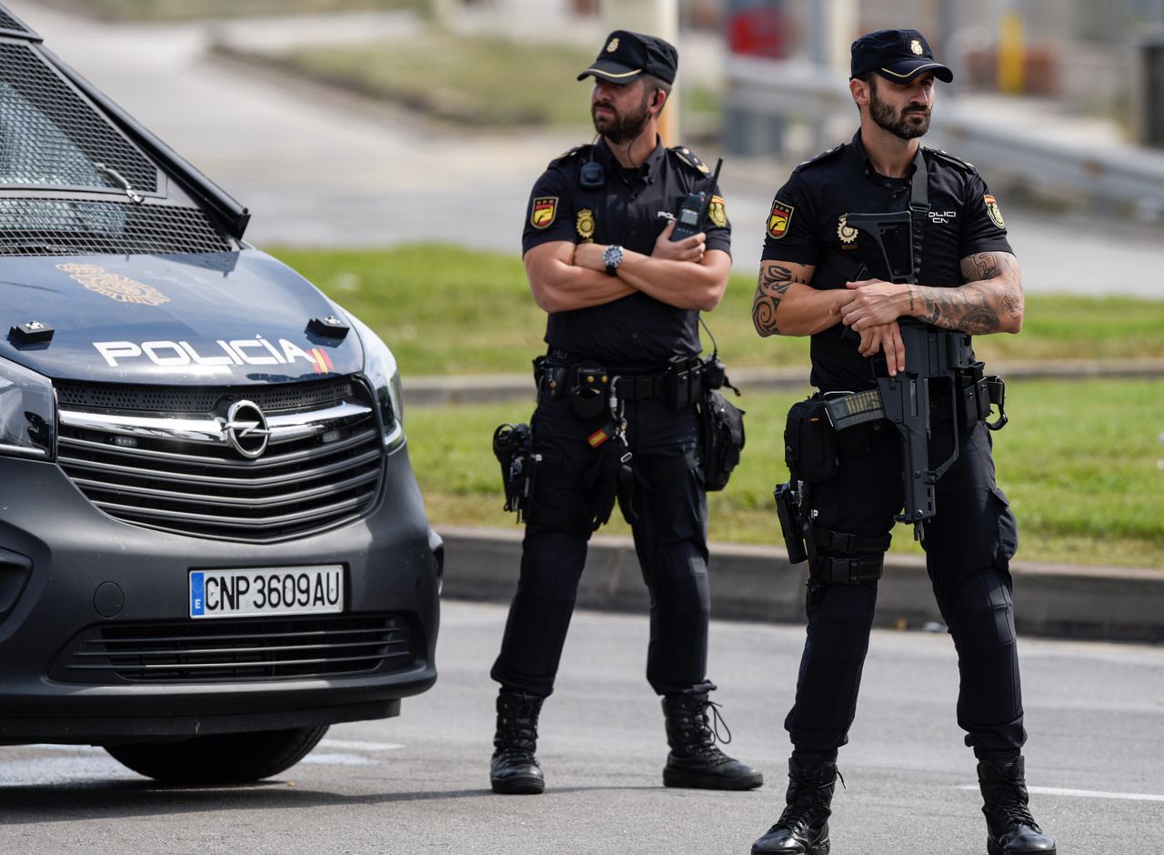 Hiszpania chce siłą zapobiec referendum w Katalonii. Policja otacza szkoły